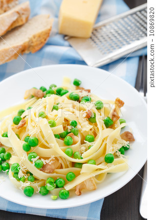 Pasta with peas and bacon 10869820