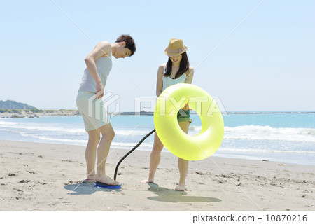一對年輕夫婦膨脹浮環 10870216