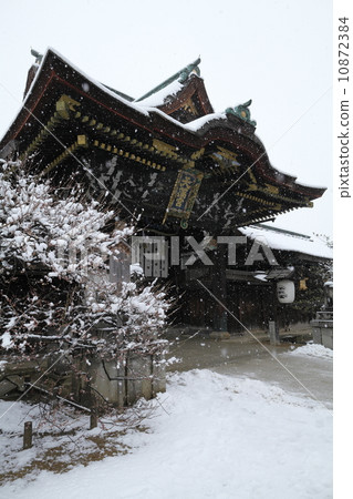 Kitano Tenman-gu Shrine snow scene 10872384