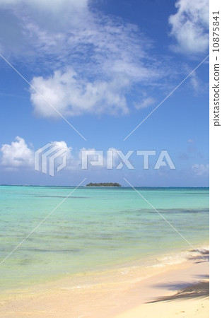 南島塞班島白沙灘和翡翠綠色閃耀美麗的珊瑚礁漂浮在Managaha島的海上 南島塞班島白沙灘和翡翠綠色閃耀美麗的珊瑚礁漂浮在Managaha島的海上 10875841