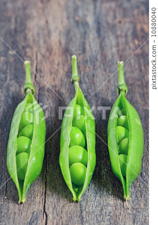 Green ripe pea vegetable 10880040