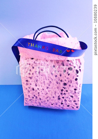 父親節的手工製作字母感謝爸爸·禮品袋中的藍絲帶·藍色背面垂直位置 10880239