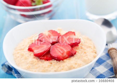 Oatmeal breakfast with strawberries Oatmeal breakfast with strawberries 10880408