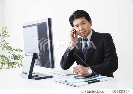 middle businessman 10880804