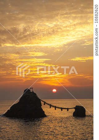 Ise's couple's rock 10882620