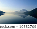 來自本栖湖的富士山 10882709