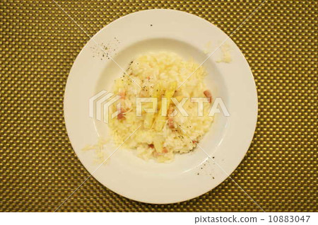 意大利煨飯用白色蘆筍和pancetta 意大利煨飯用白色蘆筍和pancetta 10883047