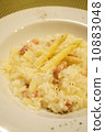 意大利煨飯用白色蘆筍和pancetta 10883048
