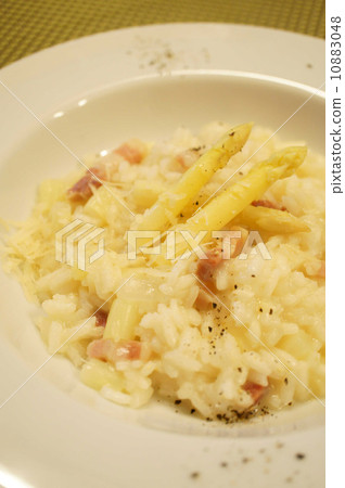 Risotto with white asparagus and pancetta Risotto with white asparagus and pancetta 10883048