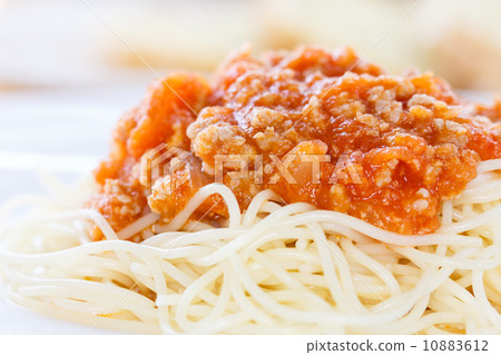 spaghetti with tomato sauce 10883612