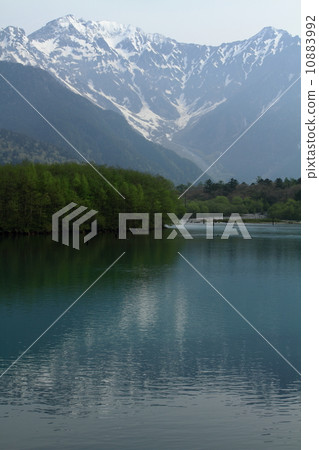 Kamikochi Taisho pond and Hodaka mountains 10883992
