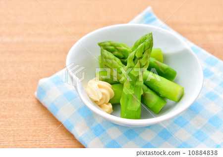 Boiled asparagus (salad style) with mayonnaise. 10884838