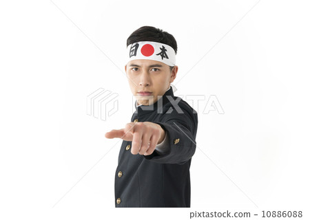 一個跑步學校的年輕人用頭帶收緊 10886088