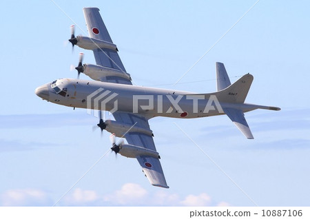 High mobility flight of the Maritime Self Defense Force's main patrol aircraft P - 3C Orion High mobility flight of the Maritime Self Defense Force's main patrol aircraft P - 3C Orion 10887106