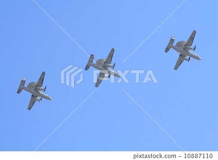 美國海軍航母飛行的天空藍天E-2 C鷹眼預警機 10887110