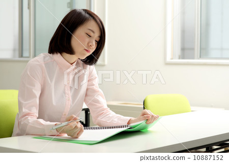 一個女人在學習 10887152