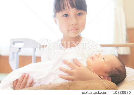 Baby and older sister on the 4th day after birth 10888980