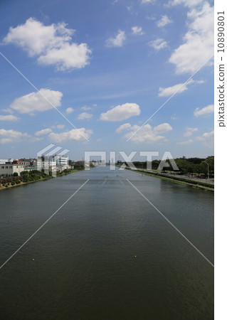 Boat course and blue sky 10890801