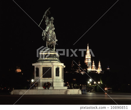 Carl Doroccan Statue and the Vienna City Hall 10890851