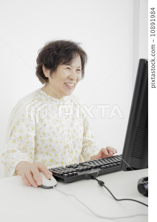 Senior to operate PC 10891984