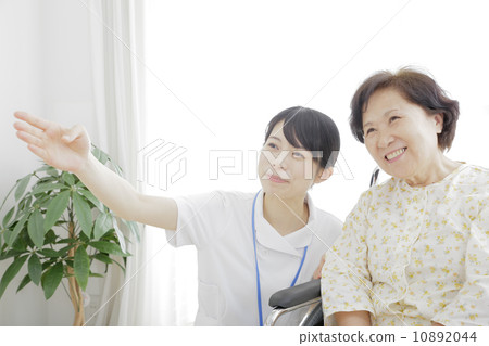 Nurse and senior 10892044