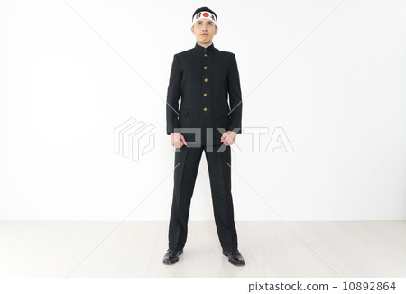 一個跑步學校的年輕人用頭帶收緊 10892864