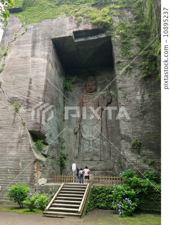 Hundred metonamids 10895237