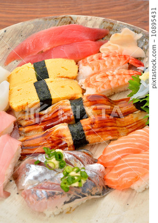 一大盤壽司。 10895431