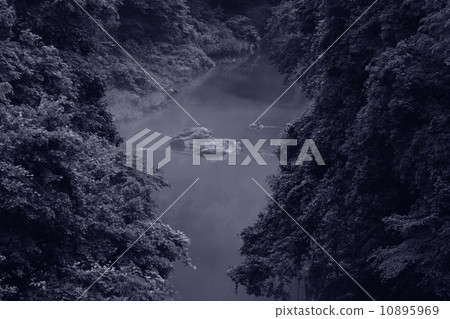 White circle dam 10895969