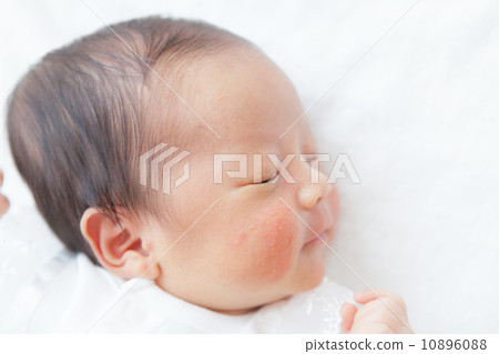 一個月大的嬰兒睡覺臉上的笑容 一個月大的嬰兒睡覺臉上的笑容 10896088