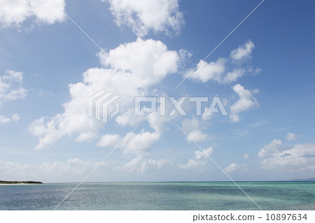 竹富島的天空和海洋 竹富島的天空和海洋 10897634