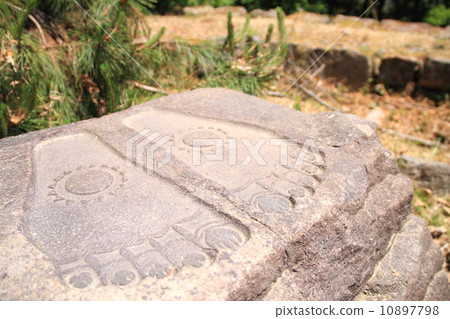 June Shiga Azuchi Castle - Futoshi stone located in major road 10897798