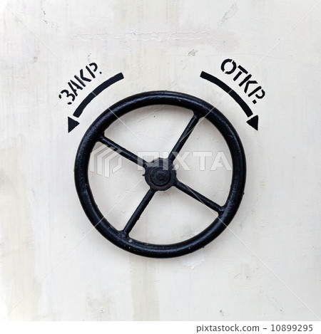 Handle of white ship's door with arrows and Close, Open description in Russian 10899295