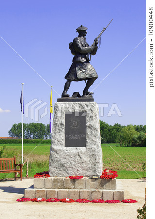 Statue of soldier ww1 royal highlanders in flanders fields belgium 10900448