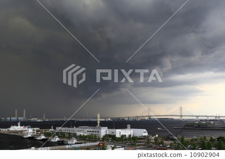 Yokohama Port before the heavy rain 10902904