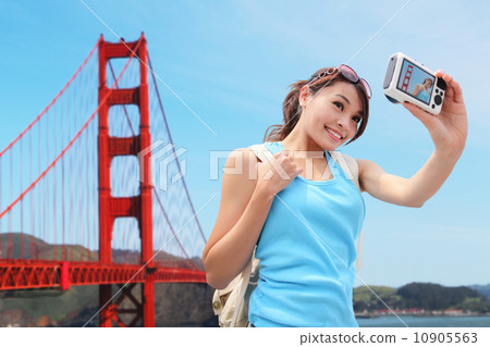 Happy woman travel in San Francisco 10905563