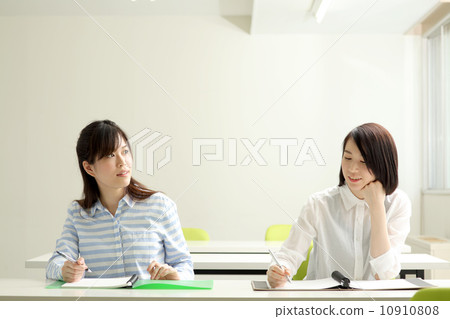 兩個女人在教室裡學習 兩個女人在教室裡學習 10910808