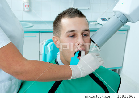 making x-ray image of teeth 10912663
