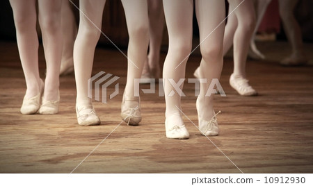 The ballet school fragment with little girls legs on pointes 10912930