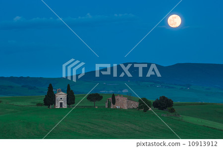 Scenic tuscan view, Cappella della Madonna di Vitaleta 10913912