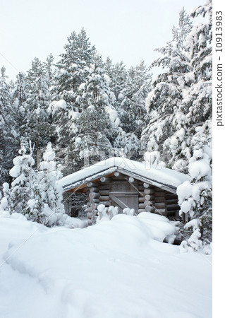 Small wooden blockhouse in the snow Small wooden blockhouse in the snow 10913983