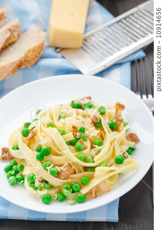 Pasta with peas and bacon Pasta with peas and bacon 10914656