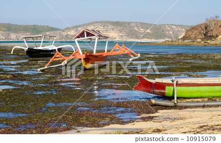 Asian traditional boats on the beach. 10915079