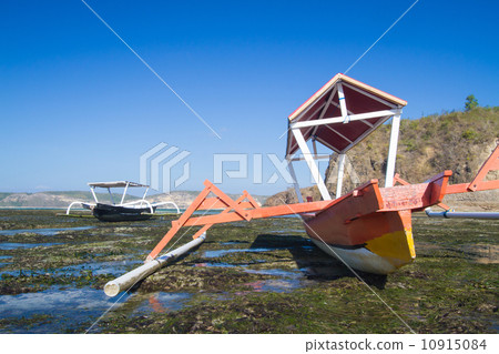 Asian traditional boats on the beach. 10915084