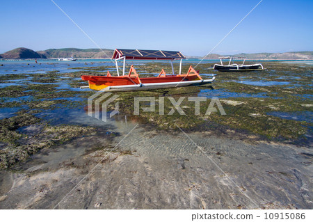 Asian traditional boats on the beach. 10915086