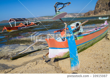 Asian traditional boats on the beach. 10915087