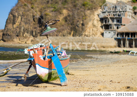 Asian traditional boats on the beach. 10915088