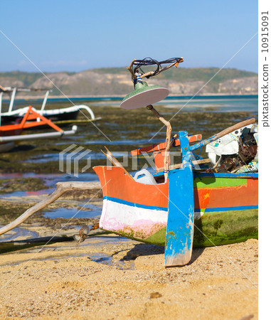 Asian traditional boats on the beach. 10915091