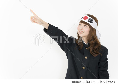 跑步學校的一名年輕女子用頭帶綁起來 10916625