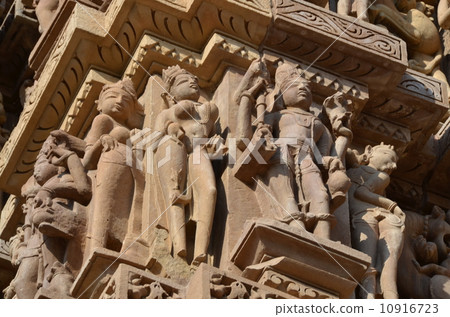 克久拉霍的Gandarriya Mahaba Deva寺廟的天體雕像 10916723